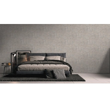 Schlafzimmer mit gemusterter Tapete, Bett und Nachttischlampe