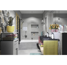 Badezimmer mit Badewanne, Waschtischen, Handtuchwärmer und Dekorationen für eine helle und geräumige Atmosphäre