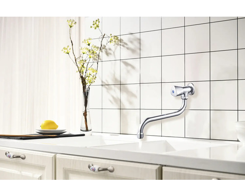 Küchenspüle mit Einhebelmischer, Armatur, Fliesen und Dekoration