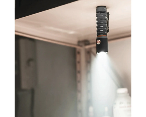 Magnetische Arbeitsleuchte unter einem Regal