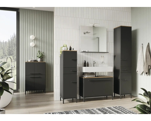 Modernes Badezimmer mit Waschbecken, Spiegel, Spiegelschrank und Hochschränken