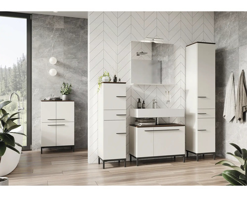 Badezimmer mit Waschtisch, Spiegelschrank und Hochschränken in hellem Design