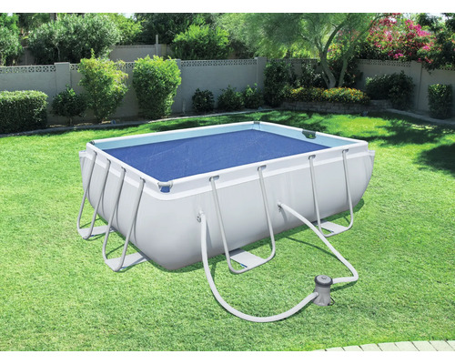 Aufblasbarer rechteckiger Pool mit Abdeckung und Pumpe im Garten