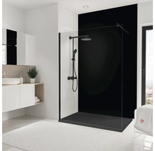 Modernes Badezimmer mit schwarzer Duschkabine, Waschbecken und weißem Teppich