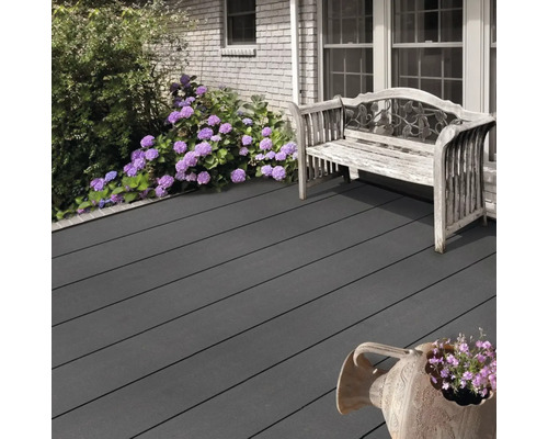 Terrasse mit Holzbank und Blumen