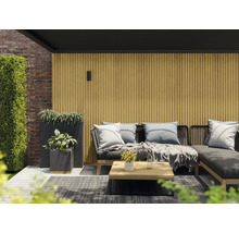 Terrassenszene mit Lounge-Möbeln, Pflanzen und Holzverkleidung für den Außenbereich.