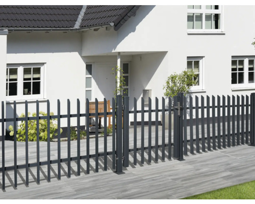Zaun vor einem Wohnhaus