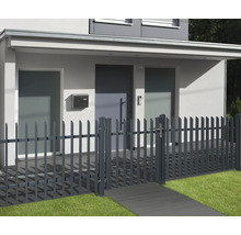 Haus mit Gartenzaun und Gartentür