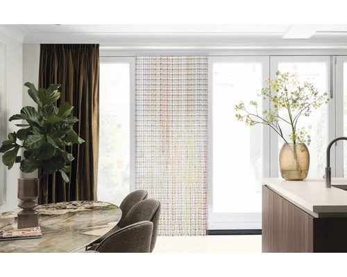 Heller, organisierter Raum mit Vorhängen, Schiebevorhängen, Esstisch, Stühlen, Arbeitsplatte und Dekoration.