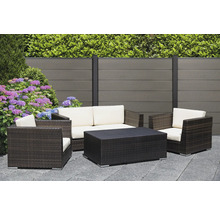 Gartenlounge-Set mit Sofa, Sesseln und Tisch auf einer Terrasse vor einem Zaun und Pflanzen