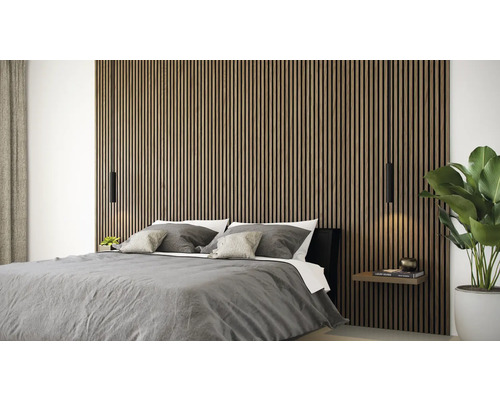 Schlafzimmer mit Akustikpaneelen an der Wand und hängenden Lampen