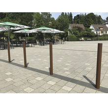 Szene im Freien mit mehreren Pfosten, Tischen und Sonnenschirmen