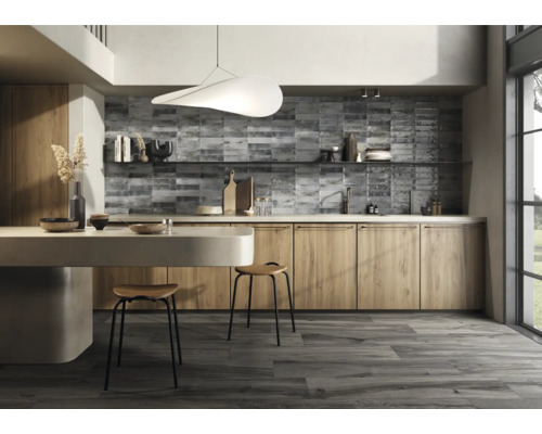 Moderne Küche mit Holzboden, Holzküchenschränken und grau gefliester Rückwand