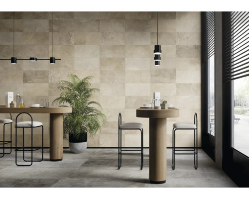 Heller Raum mit Wand- und Bodenfliesen, Tischen und Stühlen.