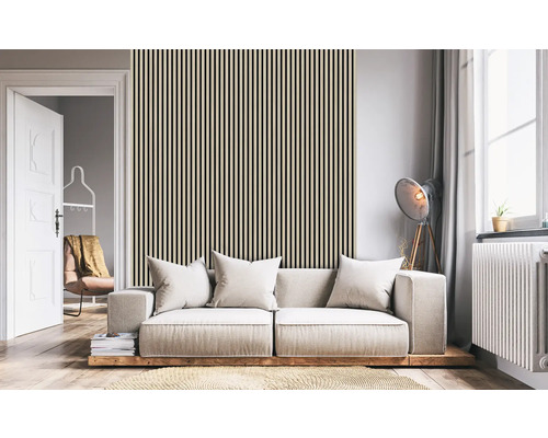 Wohnzimmer mit Sofa und Wandpaneelen