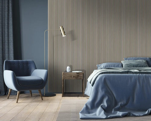 Schlafzimmer mit Wandpaneelen, Sessel und Bett