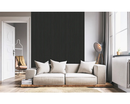 Wohnzimmer mit Sofa, Dekokissen und Wandpaneelen