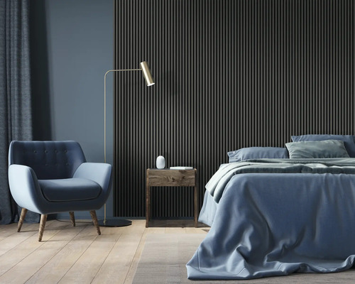 Schlafzimmer mit Bett, Sessel, Stehlampe, Nachttisch und Wandpaneelen