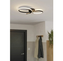Moderne Deckenleuchte mit ringförmigem Design im Flur.