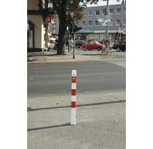 Verkehrspfosten mit rot-weißen Markierungen zur Verkehrslenkung