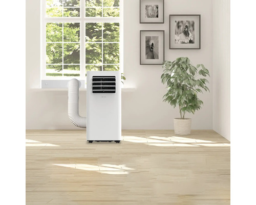 Mobile Klimaanlage im Wohnraum mit Fensteranschluss