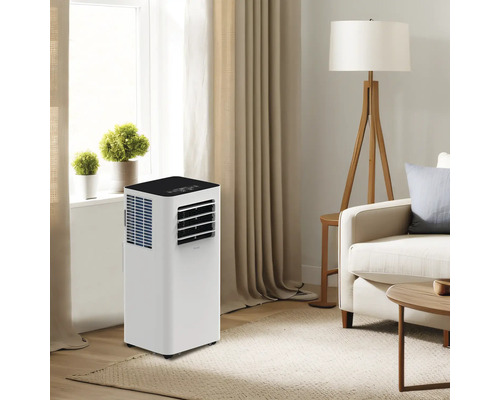 Mobile Klimaanlage im Wohnzimmer mit Sofa, Stehlampe und Dekoration