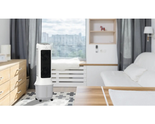 Luftkühler im Wohnzimmer mit großem Fenster, Kommode und Couch