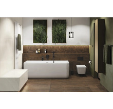 Modernes Badezimmer mit freistehender Badewanne, Wandbegrünung und Holzoptikfliesen für ein natürliches Ambiente.