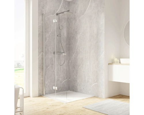 Badezimmer mit Duschabtrennung, Duscharmatur und Waschtisch