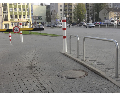 Sperrbaken und Fahrradständer auf gepflastertem Untergrund