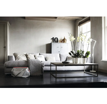 Helles Wohnzimmer mit Sofa, Couchtisch, Schrank und dekorativen Elementen