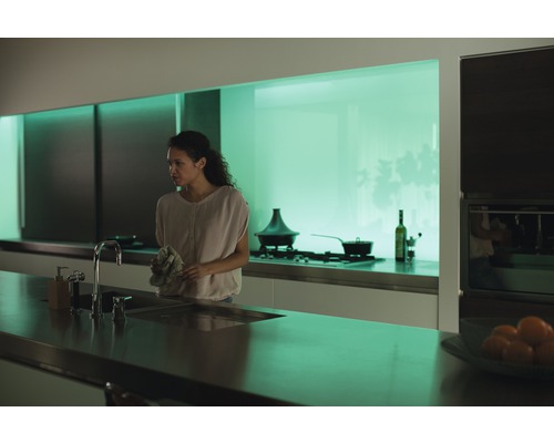 Moderne Küche mit Spüle, Armatur und einer Frau, die ein Tuch hält