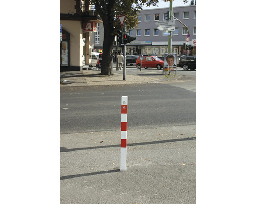 Verkehrspfosten mit rot-weissen Streifen zur Strassenbegrenzung