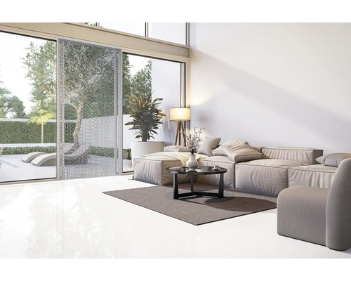 Helles Wohnzimmer mit Couch, Tisch, Stehlampe und Vorhang