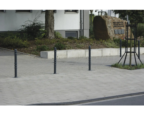 Metallpfosten zur Absperrung eines Gehwegs