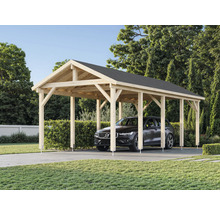Holzcarport mit dunklem Auto auf einem Rasengrundstück