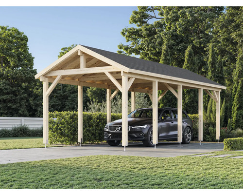 Holzcarport mit dunklem Auto auf einem Rasengrundstück