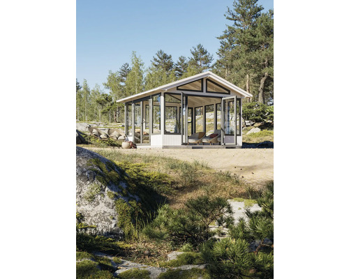 Gartenhaus mit Glasfronten und Sitzmöbeln im Außenbereich