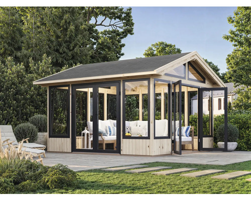 Gartenhaus mit Glasfronten und Holzrahmen auf einer Terrasse im Garten.