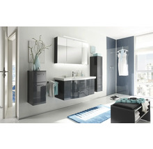 Modernes Badezimmer mit Waschtisch, Spiegelschrank, Hochschrank und Sitzbank