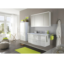 Helles Badezimmer mit weißem Waschtischunterschrank, Spiegelschrank, Hochschrank und Fenster