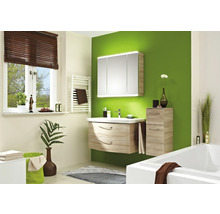 Helles Badezimmer mit Waschtisch, Spiegelschrank und Badewanne in einem modernen Design