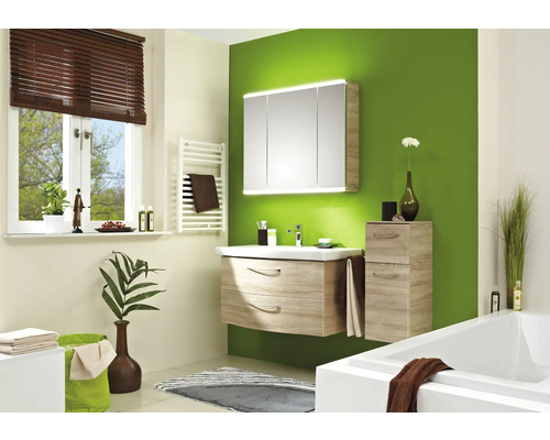 Helles Badezimmer mit Waschtisch, Spiegelschrank und Badewanne in einem modernen Design