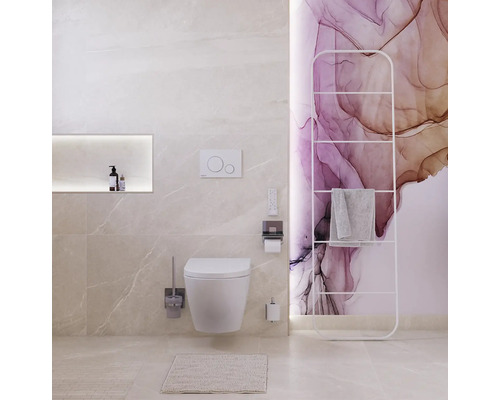 Badezimmer mit Hänge-WC, Handtuchhalter und verschiedenen Badaccessoires