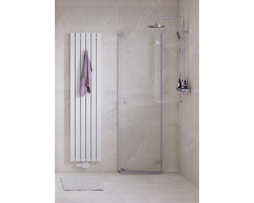 Modernes Badezimmer mit Glasdusche, Heizkörper und Handtuch