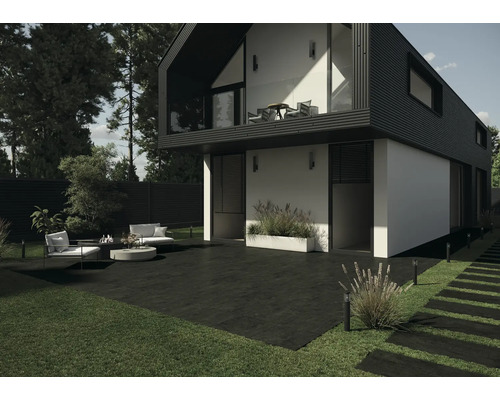 Modernes Haus mit Terrasse, Gartenmöbeln und Beleuchtung