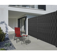 Außenbereich mit Sichtschutzzaun, Stuhl und Beistelltisch für Privatsphäre und Komfort