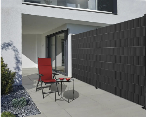 Außenbereich mit Sichtschutzzaun, Stuhl und Beistelltisch für Privatsphäre und Komfort