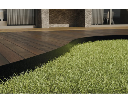 Terrasse mit Holzboden und Rasenfläche