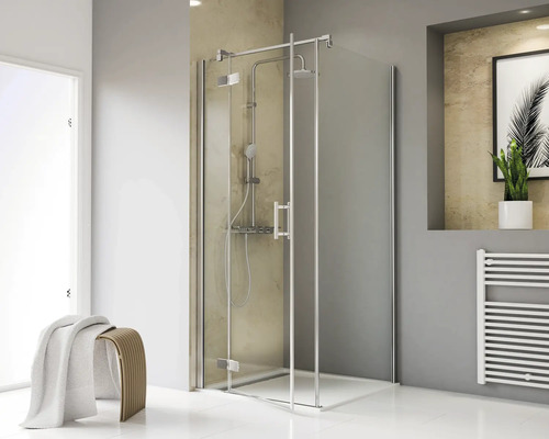 Eckdusche mit Duscharmatur und Handtuchwärmer in einem hellen Badezimmer.